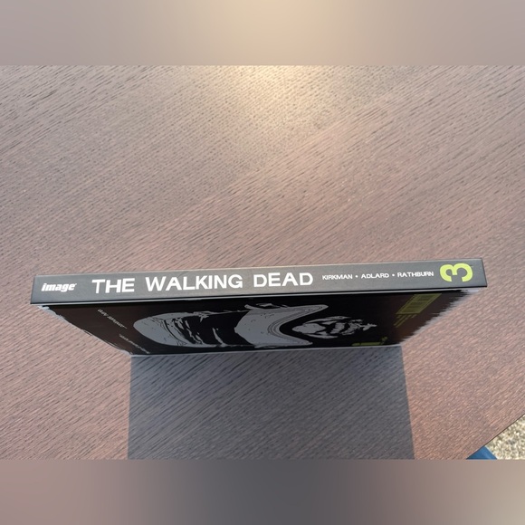 The Walking Dead hardcover graphic novel - Book Three - Picture 4 of 4